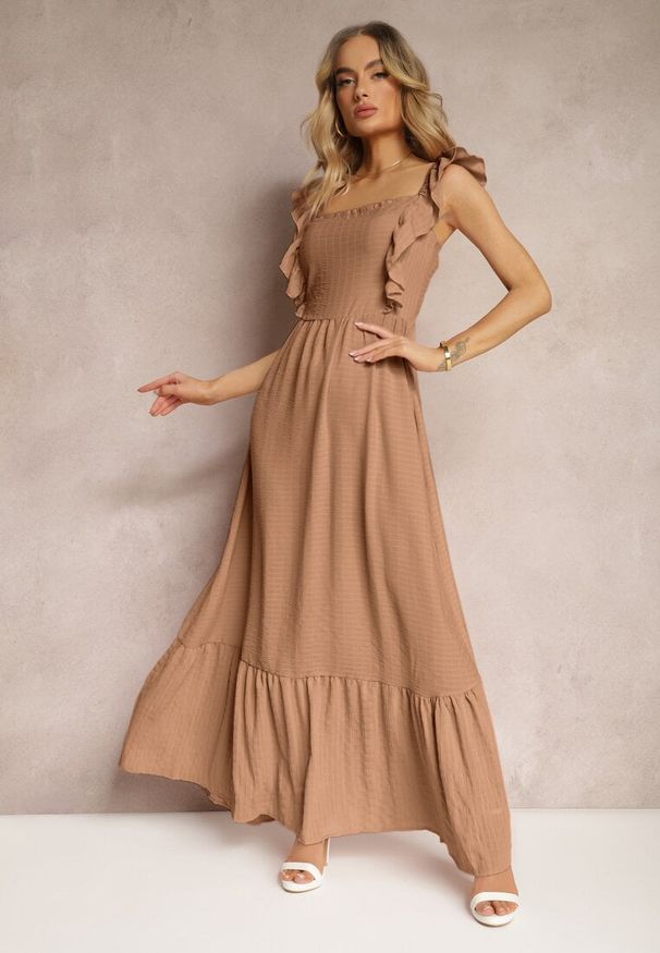 Renee - Ciemnobeżowa Sukienka z Wiązaniem na Plecach na Ramiączkach z Falbankami i Gumką w Pasie Rollas. Okazja: na spacer, na imprezę, na co dzień. Typ kołnierza: kołnierz z falbankami. Kolor: beżowy. Długość rękawa: na ramiączkach. Sezon: lato. Typ sukienki: proste. Styl: casual