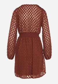 Born2be - Brązowa Rozkloszowana Sukienka z Tkaniny Plumeti z Dekoltem w Serek Zeniasa. Okazja: na co dzień. Typ kołnierza: dekolt w serek. Kolor: brązowy. Materiał: tkanina. Długość rękawa: długi rękaw. Styl: casual #7