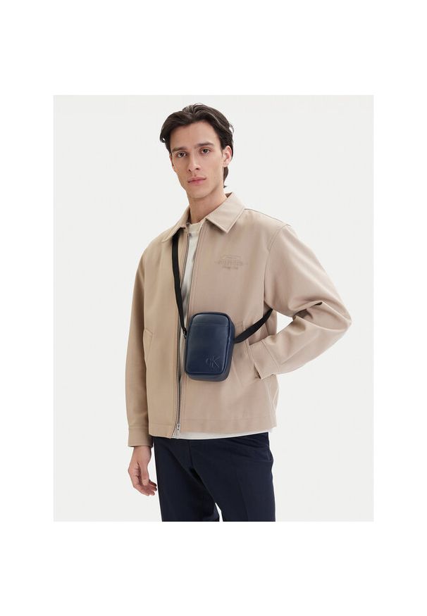 Saszetka Calvin Klein. Kolor: niebieski