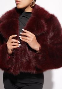 Renee - Bordowa Krótka Kurtka z Futerkiem Zdobiona Szerokim Kołnierzem Tormia. Okazja: na spacer, na co dzień. Kolor: czerwony. Materiał: futro. Długość: krótkie. Wzór: aplikacja. Styl: casual, klasyczny #5