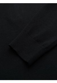 Ombre Clothing - Męski sweter z wiskozą i rozpinanym dekoltem – czarny V2. Typ kołnierza: kołnierzyk stójkowy. Kolor: czarny. Materiał: wiskoza. Wzór: gładki, aplikacja, ze splotem. Styl: elegancki #5
