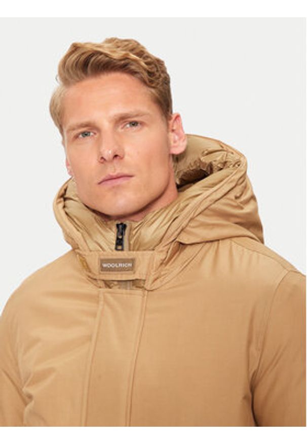 Woolrich Kurtka puchowa CFWOOU0487MRUT0001 Beżowy Regular Fit. Kolor: beżowy. Materiał: bawełna