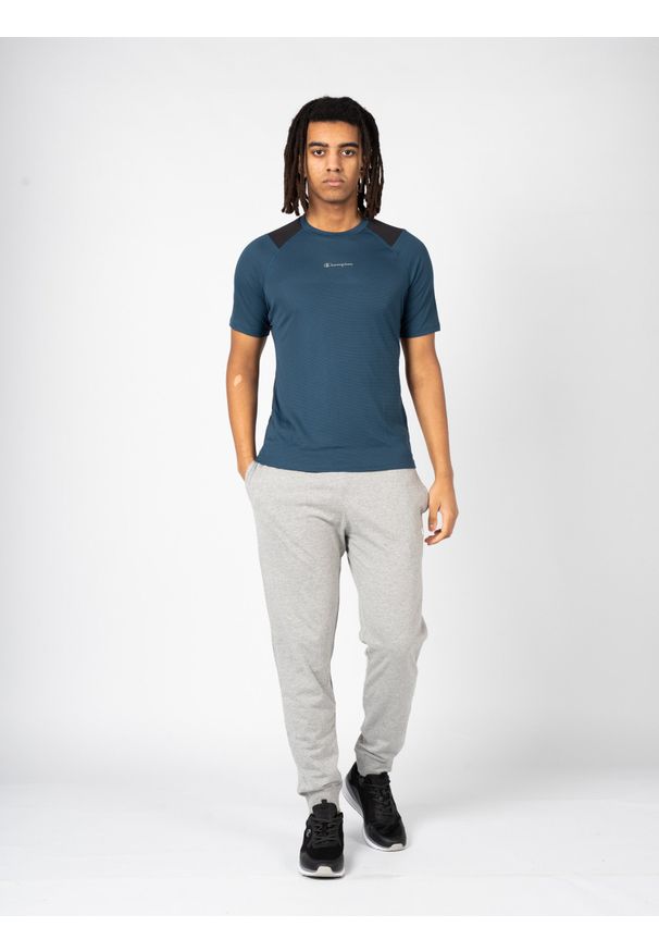 Champion T-Shirt "Tech-Tee" | 218011 | Mężczyzna | Czarny, Niebieski. Okazja: na co dzień. Kolor: czarny, niebieski, wielokolorowy. Materiał: poliester. Wzór: nadruk. Styl: casual, klasyczny
