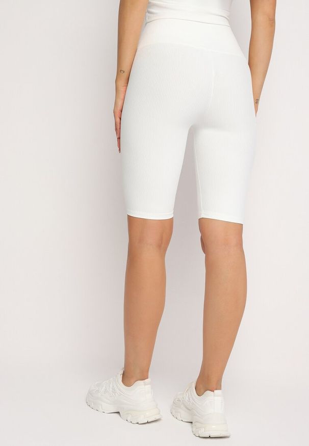Born2be - Białe Prążkowane Szorty Typu Kolarki Caivima. Stan: podwyższony. Kolor: biały. Materiał: prążkowany