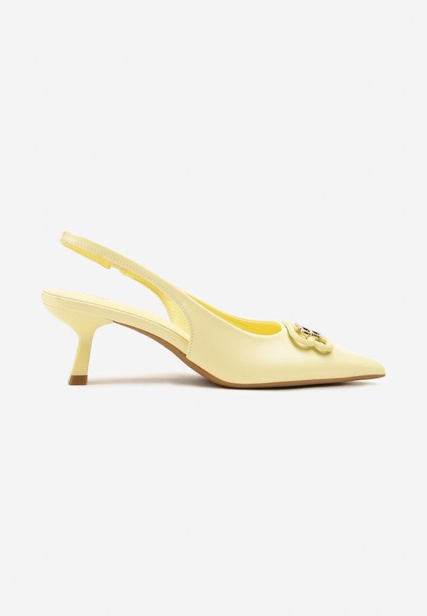 Renee - Żółte Sandały Vices na Kaczuszce Typu Slingback Ozdobione Metaliczną Aplikacją Lilarunea. Okazja: na co dzień. Kolor: żółty. Materiał: jeans. Wzór: aplikacja. Sezon: lato. Obcas: na szpilce. Styl: elegancki, casual