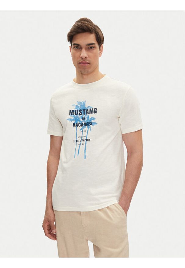 Mustang T-Shirt Austin 1016490 Biały Regular Fit. Kolor: biały. Materiał: bawełna