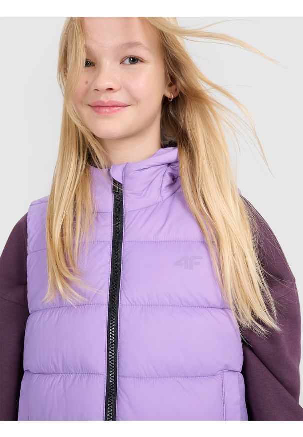 4f - 4F Bezrękawnik puchowy z wypełnieniem syntetycznym dziewczęcy - fioletowy 152 (11-12 lat). Okazja: na co dzień. Typ kołnierza: kaptur, kołnierzyk stójkowy. Kolor: fioletowy. Długość: długie. Wzór: gładki. Materiał: puch, syntetyk. Długość rękawa: bez rękawów. Sezon: lato. Styl: casual, sportowy, klasyczny