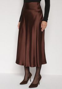 Born2be - Brązowa Rozkloszowana Midi Spódnica Satynowa Zapinana na Suwak z Gumką w Pasie Williwarne. Okazja: na co dzień, do pracy, na spotkanie biznesowe. Kolor: brązowy. Materiał: satyna. Styl: biznesowy, casual #1
