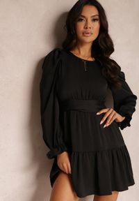 Renee - Czarna Sukienka Taliowana z Falbanami Casserona. Kolor: czarny. Materiał: tkanina. Wzór: jednolity, gładki #4