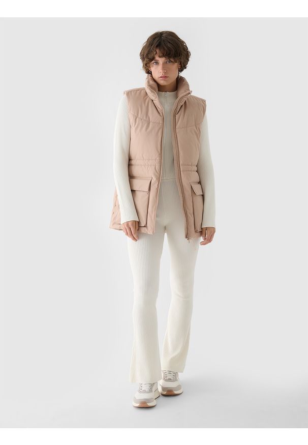 4f - 4F Bezrękawnik puchowy z wypełnieniem syntetycznym damski - beżowy XL. Okazja: na co dzień. Typ kołnierza: kołnierzyk stójkowy. Kolor: beżowy. Materiał: puch, syntetyk. Długość rękawa: bez rękawów. Długość: długie. Wzór: gładki. Styl: sportowy, klasyczny, casual