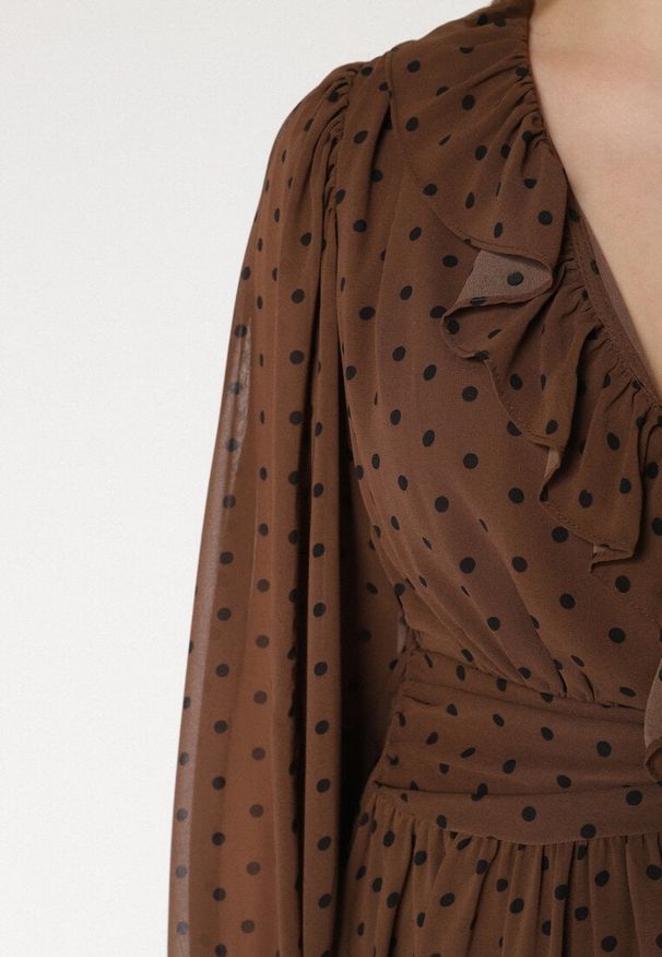 Born2be - Brązowa Siateczkowa Sukienka w Groszki o Rozkloszowanym Kroju z Falbankami Nemela. Okazja: na co dzień. Typ kołnierza: kołnierz z falbankami. Kolor: brązowy. Materiał: wełna, poliester. Wzór: grochy. Typ sukienki: proste. Styl: casual, wizytowy