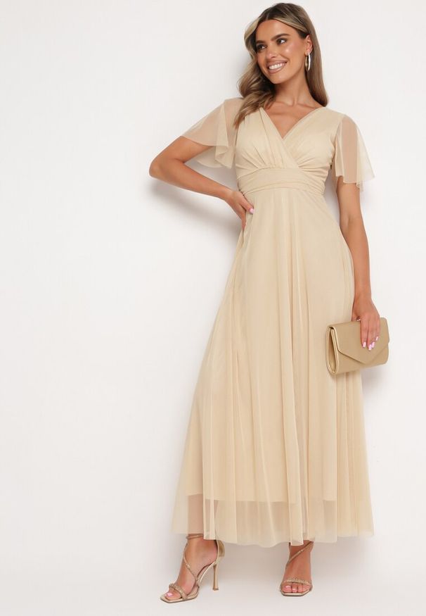 Born2be - Beżowa Kopertowa Rozkloszowana Sukienka z Wiązaniem w Talii Kolea. Okazja: na wesele, na studniówkę, na imprezę, na ślub cywilny. Typ kołnierza: dekolt w kształcie V. Kolor: beżowy. Długość rękawa: krótki rękaw. Typ sukienki: kopertowe. Styl: elegancki, klasyczny