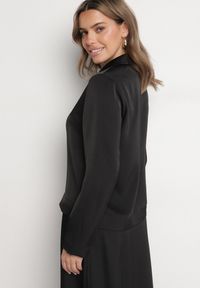 Born2be - Czarna Elegancka Koszula Satynowa z Wycięciami na Dolnej Krawędzi Klirea. Okazja: na co dzień. Typ kołnierza: kołnierzyk klasyczny. Kolor: czarny. Materiał: satyna. Długość rękawa: długi rękaw. Długość: długie. Styl: elegancki #6