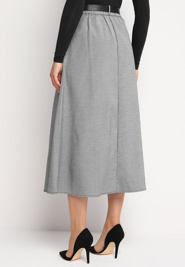 Born2be - Szaro-Czarna Rozkloszowana Spódnica z Wysokim Stanem Gumką w Talii Ozdobiona Guzikami i Paskiem Verinia. Okazja: na co dzień. Stan: podwyższony. Kolor: czarny. Wzór: aplikacja. Styl: casual, elegancki, klasyczny