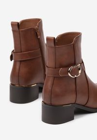 Renee - Brązowe Botki na Słupku z Ozdobną Klamrą Boradi. Okazja: na co dzień. Zapięcie: klamry. Kolor: brązowy. Materiał: jeans. Sezon: jesień, zima. Obcas: na słupku. Styl: casual, klasyczny, elegancki. Wysokość obcasa: średni #4