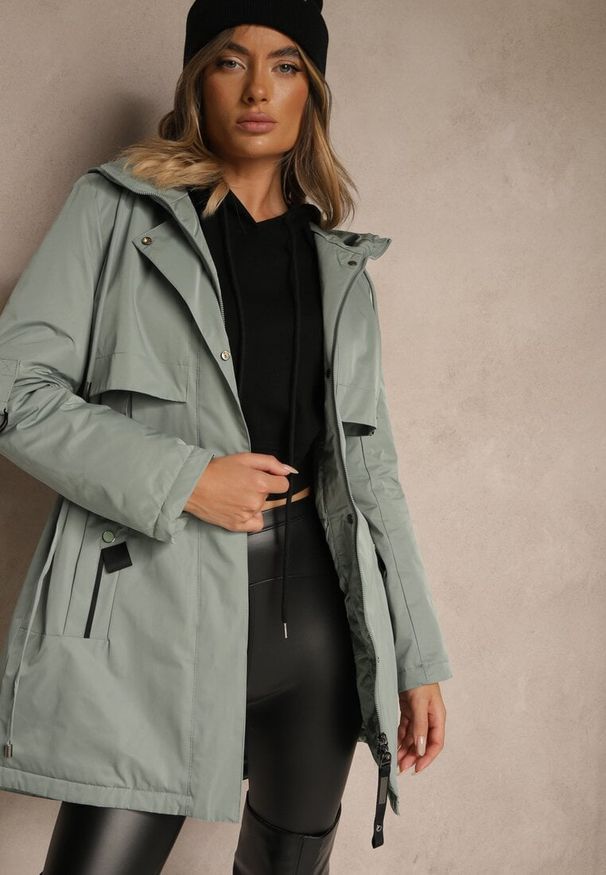 Renee - Zielona Kurtka Typu Parka z Kapturem o Klasycznym Kroju Tulania. Okazja: na co dzień, na spacer. Typ kołnierza: kaptur. Kolor: zielony. Materiał: jeans. Styl: klasyczny