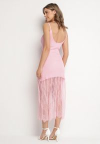 Born2be - Różowa Prążkowana Sukienka Koktajlowa Ozdobiona Koronką Sonalitea. Kolor: różowy. Materiał: prążkowany, koronka. Wzór: aplikacja, koronka. Styl: wizytowy #5