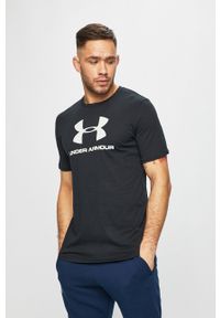 Under Armour T-shirt 1329590 kolor czarny z nadrukiem 1329590-100. Okazja: na co dzień. Kolor: czarny. Materiał: dzianina. Wzór: nadruk. Styl: casual