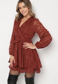 Born2be - Czerwona Siateczkowa Sukienka o Rozkloszowanym Kroju Zdobiona Tłoczeniem Zenesava. Okazja: na co dzień. Typ kołnierza: dekolt w serek. Kolor: czerwony. Materiał: poliester. Wzór: aplikacja. Sezon: lato. Typ sukienki: rozkloszowane. Styl: klasyczny, casual, elegancki #1