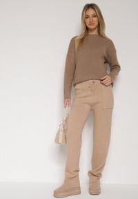 Born2be - Ciemnobeżowe Sweterkowe Spodnie z Wełną z Ozdobnymi Kieszeniami Monilana. Okazja: na co dzień. Kolor: beżowy. Materiał: wełna. Styl: casual #3