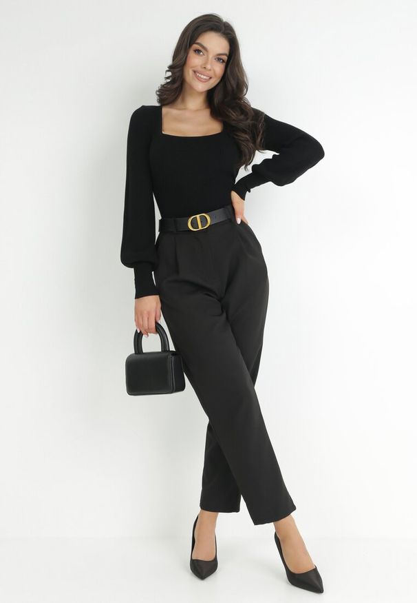 Born2be - Czarny Sweter Uhrieth. Typ kołnierza: dekolt kwadratowy. Kolor: czarny. Materiał: dzianina. Długość: długie. Wzór: prążki