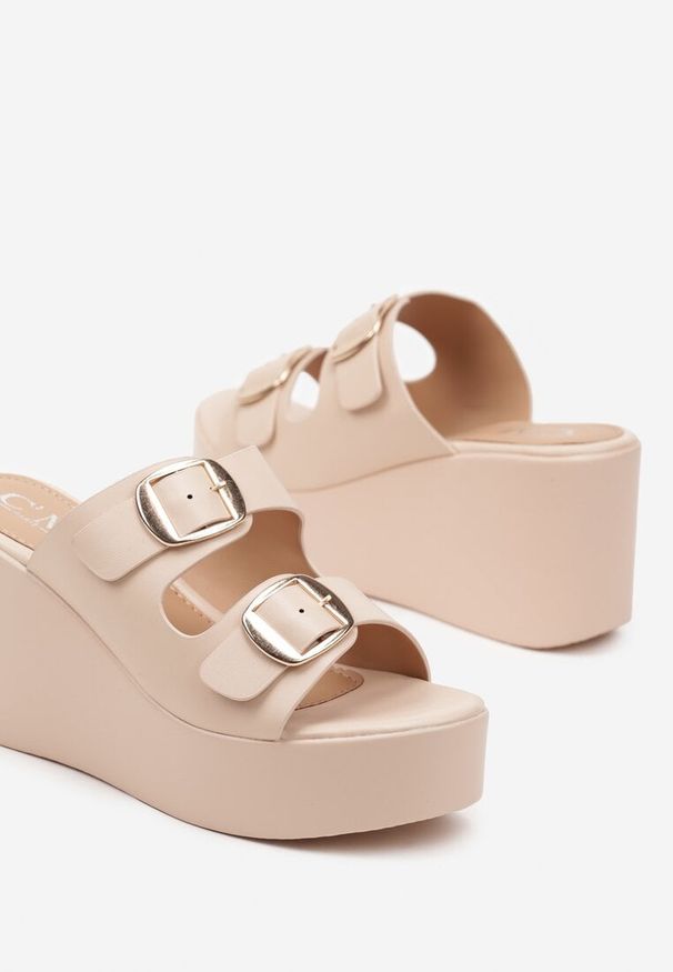 Born2be - Beżowe Klapki na Koturnie Zapinane na Sprzączki Tovianne. Okazja: na co dzień. Nosek buta: otwarty. Kolor: beżowy. Materiał: jeans. Obcas: na koturnie. Styl: casual, elegancki. Wysokość obcasa: średni