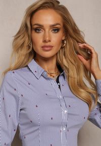 Renee - Granatowa Casualowa Koszula w Delikatne Paski Zapinana na Guziki Firvela. Okazja: na co dzień. Kolor: niebieski. Materiał: bawełna, tkanina. Wzór: paski. Styl: casual