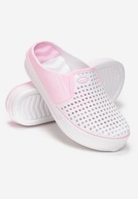 Born2be - Biało-Różowe Klapki w Sportowym Stylu z Perforacją na Zakrytym Nosku Jeily. Okazja: na co dzień. Kolor: biały. Obcas: na obcasie, na płaskiej podeszwie. Styl: sportowy. Wysokość obcasa: niski #4
