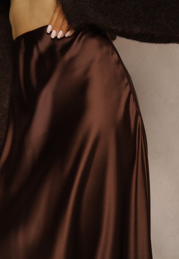 Renee - Brązowa Satynowa Midi Spódnica Rozkloszowana z Gumką w Pasie i Suwakiem Leose. Kolor: brązowy. Materiał: satyna