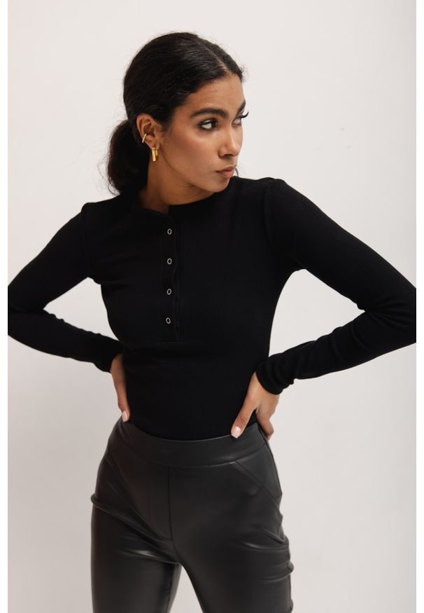 Marsala - Dopasowany top z dekoltem na zatrzaski w kolorze DEEP BLACK skin peach - MOODY NAP-XL. Kolor: czarny. Materiał: prążkowany, dzianina, materiał, bawełna, elastan. Długość rękawa: długi rękaw. Długość: długie