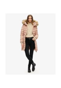 Średnia kurtka damska Superdry Fuji Faux Fur. Typ kołnierza: kaptur. Kolor: beżowy. Materiał: futro. Długość rękawa: długi rękaw. Styl: elegancki #1