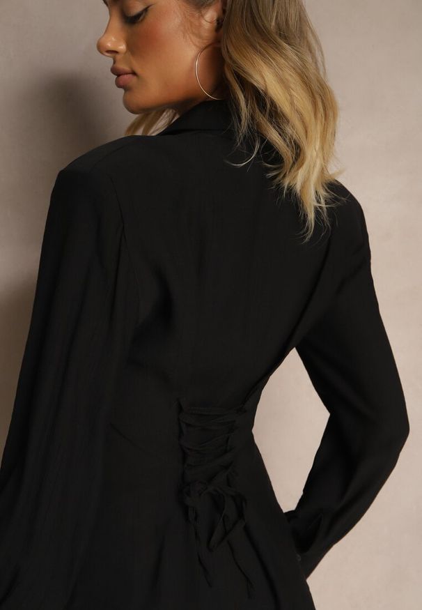Renee - Czarna Koszula z Usztywnioną Linią Ramion i Wiązaniem Meroniela. Okazja: na spotkanie biznesowe, na co dzień. Kolor: czarny. Materiał: jeans. Styl: casual, elegancki, biznesowy