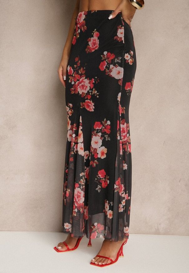 Renee - Czarny Komplet w Kwiatowy Wzór Spódnica i Top Zdobiony Falbanami i Wiązaniem Saraveira. Kolor: czarny. Wzór: aplikacja, kwiaty