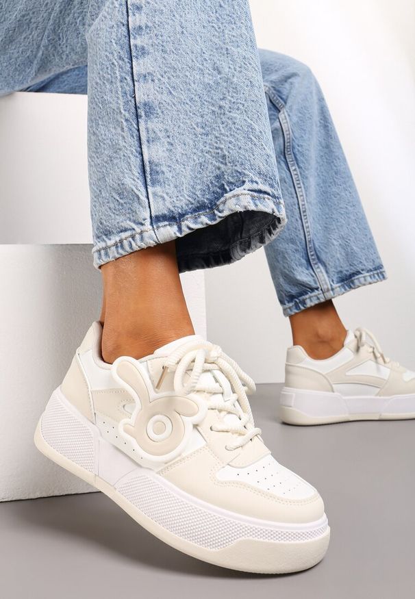 Born2be - Biało-Beżowe Sneakersy na Grubej Podeszwie z Abstrakcyjną Aplikacją Cadisa. Kolor: biały. Wzór: aplikacja
