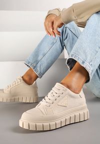 Renee - Beżowe Sneakersy Vices na Platformie z Ozdobą i Napisem Leawen. Okazja: na co dzień. Nosek buta: okrągły. Kolor: beżowy. Materiał: jeans. Wzór: napisy, aplikacja. Obcas: na platformie