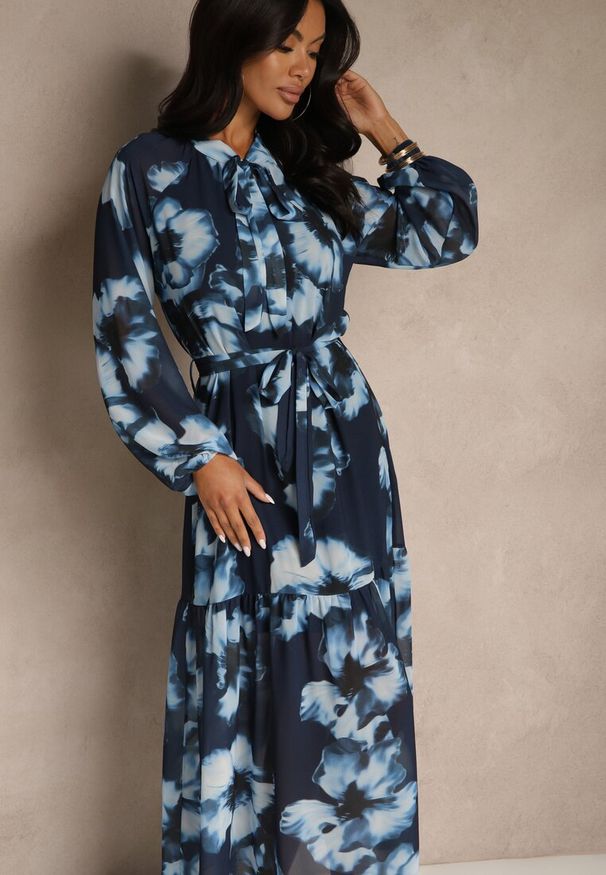 Renee - Granatowa Sukienka o Pudełkowym Kroju w Kwiatowy Wzór Ozdobiona Paskiem Acexia. Okazja: do pracy, na co dzień, na spotkanie biznesowe. Kolor: niebieski. Materiał: skóra. Wzór: aplikacja, kwiaty. Styl: biznesowy, klasyczny, casual