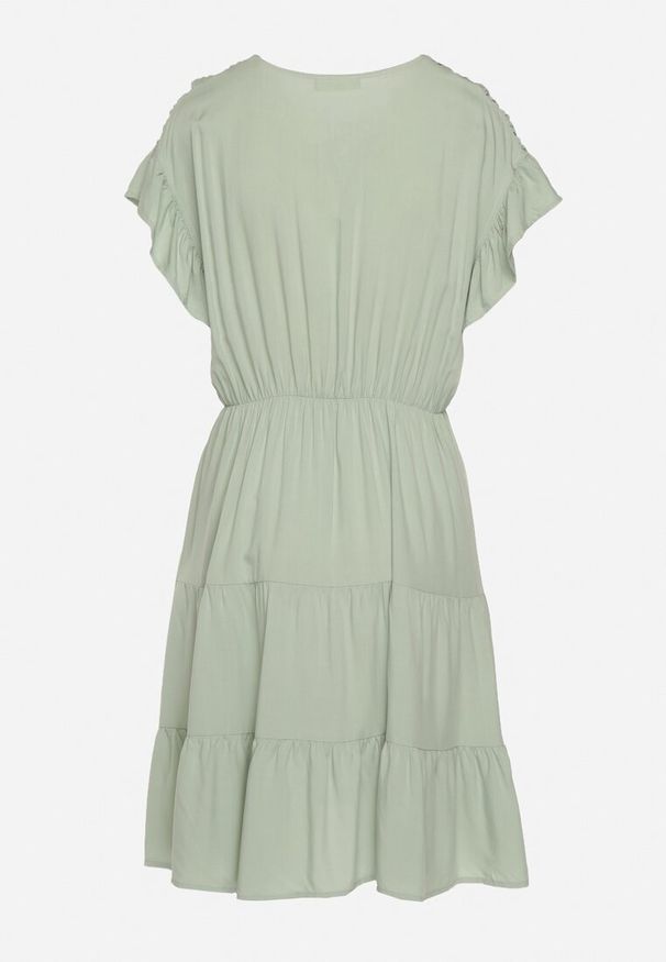 Born2be - Miętowa Sukienka z Gumką w Pasie Ozdobiona Falbanką i Wiązana Materiałowym Paskiem Tiamalou. Typ kołnierza: dekolt w łódkę. Kolor: miętowy. Materiał: materiał. Długość rękawa: krótki rękaw. Wzór: aplikacja