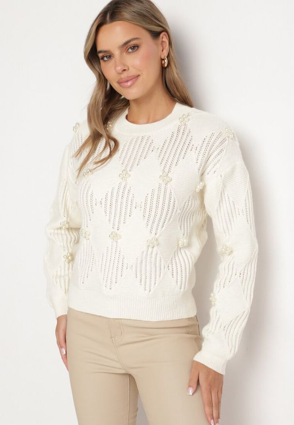 Born2be - Jasnobeżowy Sweter o Klasycznym Kroju Zdobiony Metaliczną Nitką i Perełkami Zinnariti. Okazja: na co dzień. Kolor: beżowy. Materiał: jeans. Długość rękawa: długi rękaw. Długość: długie. Wzór: aplikacja. Styl: klasyczny