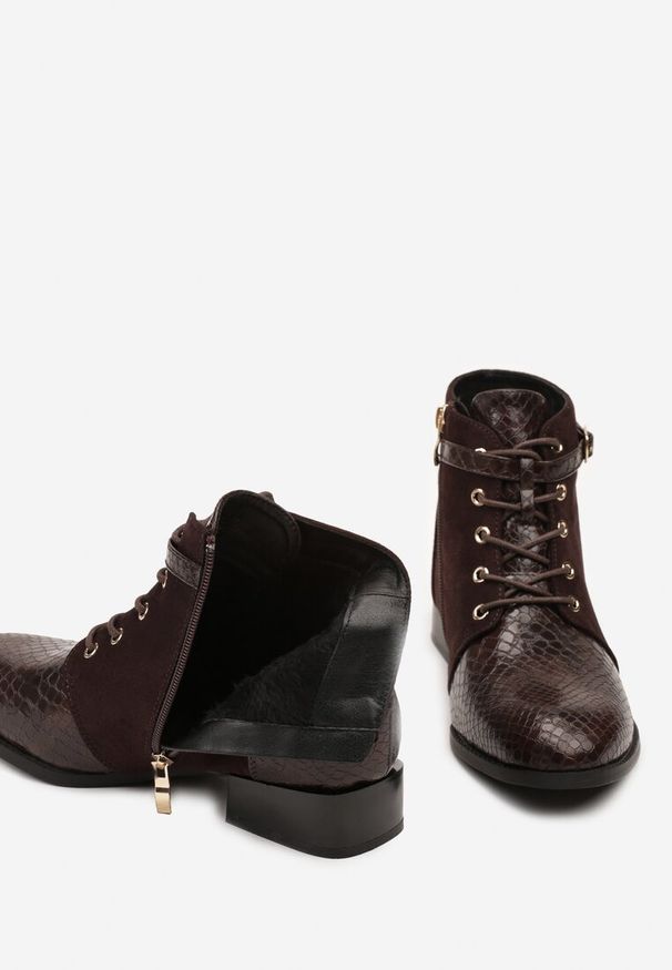 Renee - Brązowe Botki Vices ze Wstawkami Imitującymi Skórę Węża i Sprzączką Gelrina. Okazja: na co dzień, na imprezę. Zapięcie: sprzączka. Kolor: brązowy. Materiał: skóra. Obcas: na obcasie. Styl: casual. Wysokość obcasa: średni