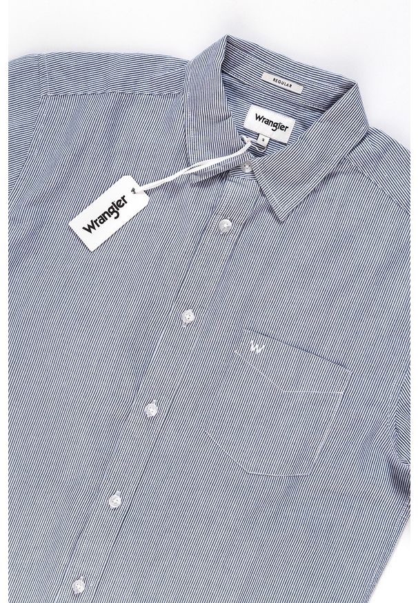 Wrangler - KOSZULA MĘSKA KRÓTKI RĘKAW WRANGLER SS 1 PKT SHIRT PEACOAT BLUE W58604M49 112129484. Materiał: materiał. Długość rękawa: krótki rękaw. Długość: krótkie