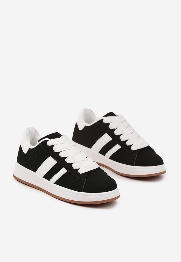 Renee - Czarno-Białe Sneakersy na Niskiej Platformie z Naszywkami Flordexia. Okazja: na co dzień. Kolor: czarny. Materiał: jeans. Wzór: aplikacja. Obcas: na platformie