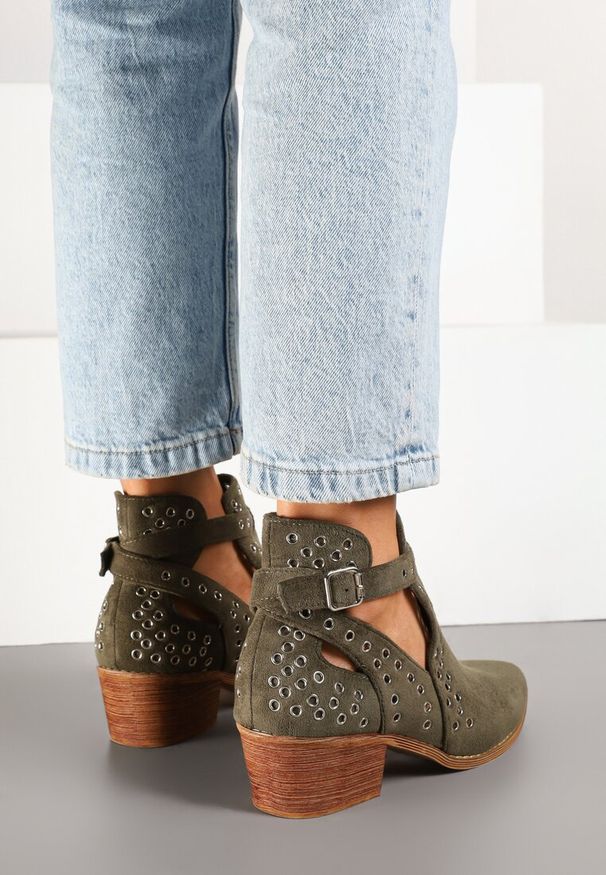 Renee - Zielone Botki Vices na Słupku w Stylu Kowbojek z Metalicznymi Aplikacjami i Wycięciami Virori. Zapięcie: sprzączka. Kolor: zielony. Materiał: zamsz, jeans. Wzór: aplikacja. Obcas: na słupku