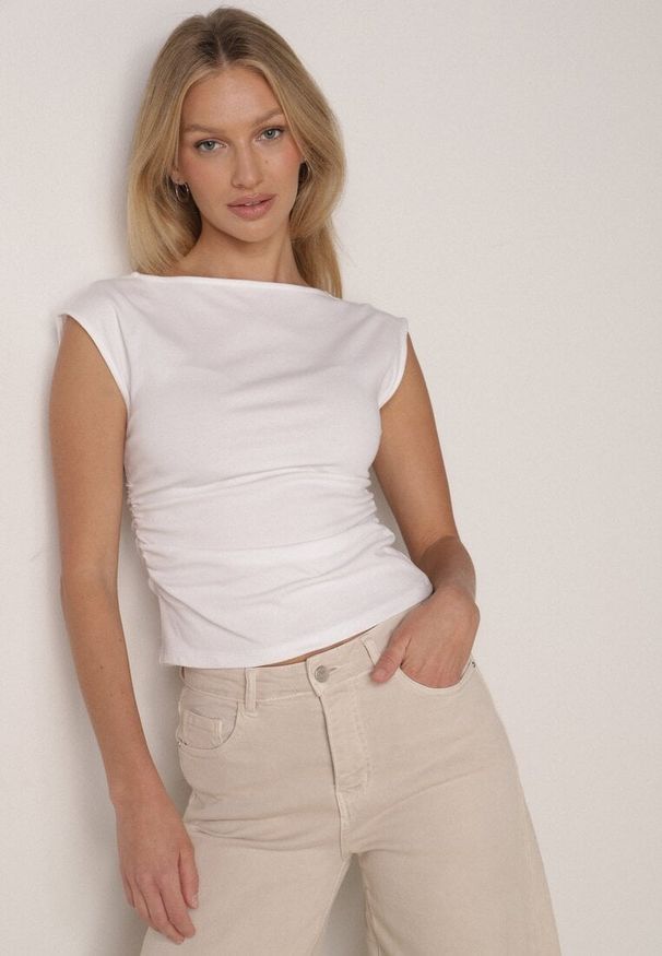 Born2be - Biała Bluzka z Elastycznego Materiału z Dekoltem Łódką Megaris. Okazja: na co dzień. Typ kołnierza: dekolt w łódkę. Kolor: biały. Materiał: materiał. Styl: casual, elegancki