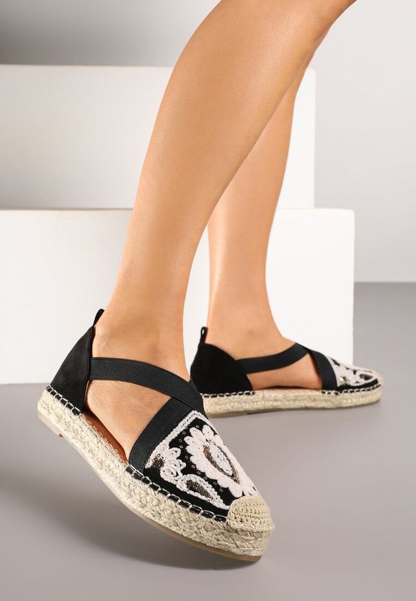Born2be - Czarne Espadryle z Gumką na Plecionej Podeszwie Zdobione Haftem Fodarilla. Okazja: na co dzień, na spacer. Kolor: czarny. Materiał: koronka. Wzór: aplikacja, haft. Styl: casual, boho, elegancki, klasyczny