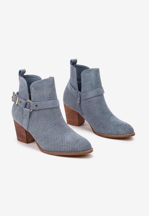 Born2be - Niebieskie Botki Vices na Obcasie w Kowbojskim Stylu Ozdobione Klamrą Korfedi. Okazja: na co dzień. Zapięcie: klamry. Kolor: niebieski. Wzór: aplikacja. Materiał: skóra. Sezon: wiosna, jesień. Obcas: na obcasie. Styl: casual. Wysokość obcasa: średni