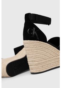 Calvin Klein Jeans sandały WEDGE SANDAL WIDE SU CON damskie kolor czarny na koturnie YW0YW00963. Zapięcie: rzepy. Kolor: czarny. Materiał: poliester, materiał, guma. Wzór: gładki. Obcas: na koturnie #4