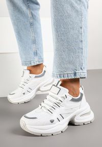 Renee - Białe Sneakersy na Platformie z Geometrycznym Motywem Nyramia. Okazja: na co dzień. Kolor: biały. Materiał: jeans. Wzór: geometria. Obcas: na platformie #4