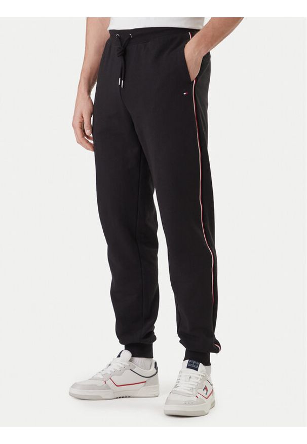 TOMMY HILFIGER - Tommy Hilfiger Spodnie dresowe Global Stripe MW0MW42882 Czarny Regular Fit. Kolor: czarny. Materiał: bawełna