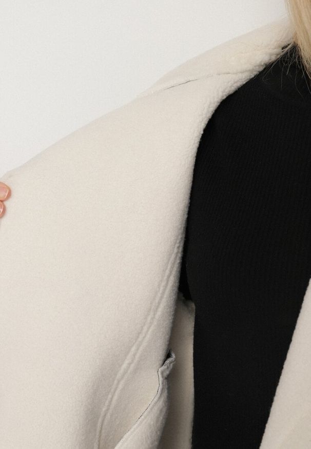 Born2be - Czarna Kurtka Ramoneska Biker z Futerkiem i Paskami z Klamrami Mandrie. Okazja: na co dzień, na spacer. Kolor: czarny. Materiał: futro. Wzór: aplikacja. Styl: elegancki, klasyczny, casual