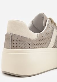 Renee - Ciemnobeżowe Sneakersy z Zamszu Naturalnego na Platfomie z Napisem i Perforacją Zitara. Okazja: na co dzień. Kolor: beżowy. Materiał: zamsz. Wzór: napisy. Obcas: na platformie #6